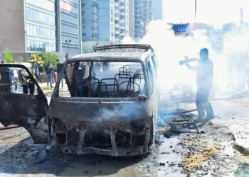 النيران تلتهم سيارة ميكروباص بكورنيش المعادي