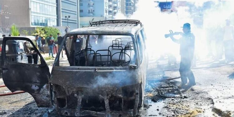 النيران تلتهم سيارة ميكروباص بكورنيش المعادي