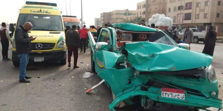 تفاصيل إصابة 10 عمال إثر إنقلاب سيارة ربع نقل في العبور .. صور