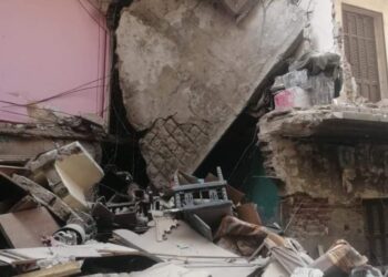 بالصور .. لحظة إنقاذ مسن من تحت أنقاض عقار حدائق القبة