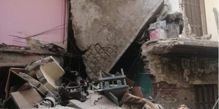 بالصور .. لحظة إنقاذ مسن من تحت أنقاض عقار حدائق القبة