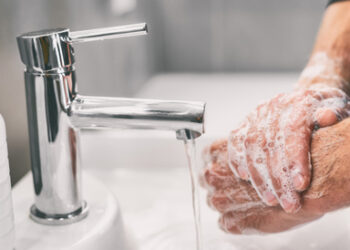 كيف تغسل يديك بالطريقة الصحيحة لتجنب الإصابة بالفيروسات؟