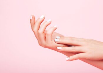 العناية بالأظافر.. حافظي على مظهرها بـ 4خطوات