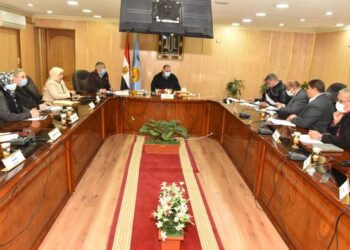 محافظ أسيوط يناقش أوضاع تقنين أراضي الدولة ويوجه بتكثيف حملات الإزالة