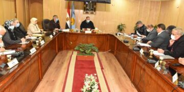 محافظ أسيوط يناقش أوضاع تقنين أراضي الدولة ويوجه بتكثيف حملات الإزالة