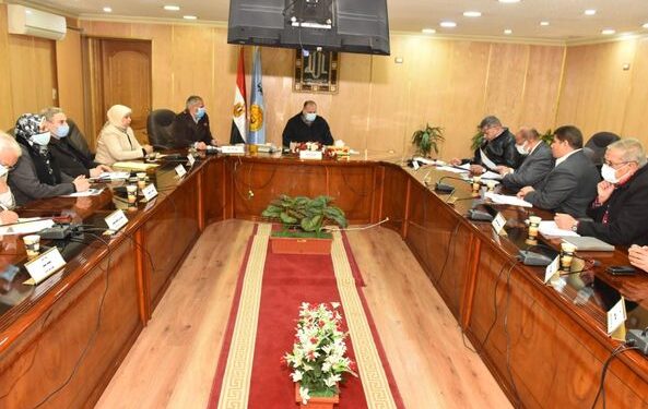 محافظ أسيوط يناقش أوضاع تقنين أراضي الدولة ويوجه بتكثيف حملات الإزالة