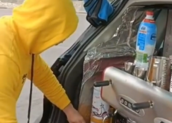 ضاقت أمامه السبل.. فنان مشهور يبيع الشاي والقهوة على الطريق