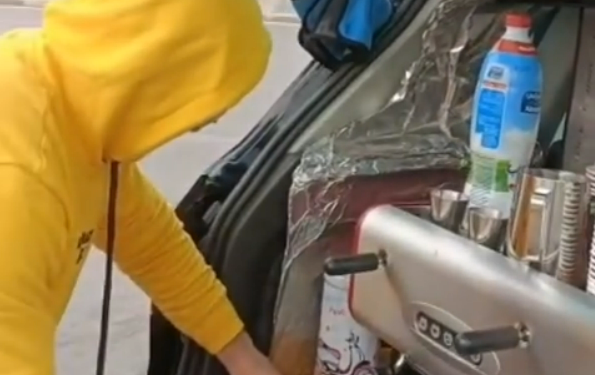 ضاقت أمامه السبل.. فنان مشهور يبيع الشاي والقهوة على الطريق