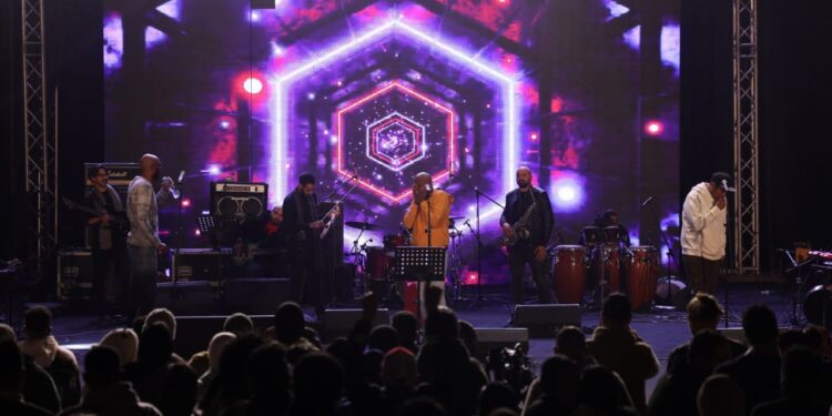 بلاك تيما تلهب مسرح الزمالك بحفل غنائي طويل .. صور