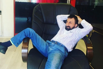 كوكسال بابا ينفعل على الصحفيين والجمهور في اول زيارة له لمصر.. فيديو