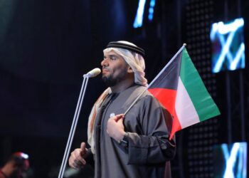 في حفل استثنائي.. حسين الجسمي يرفع علم الكويت  