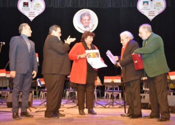 وزيرة الثقافة تكرم الفنان فاروق فلوكس تقديراً لمسيرته الفنية