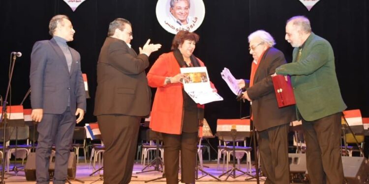 وزيرة الثقافة تكرم الفنان فاروق فلوكس تقديراً لمسيرته الفنية