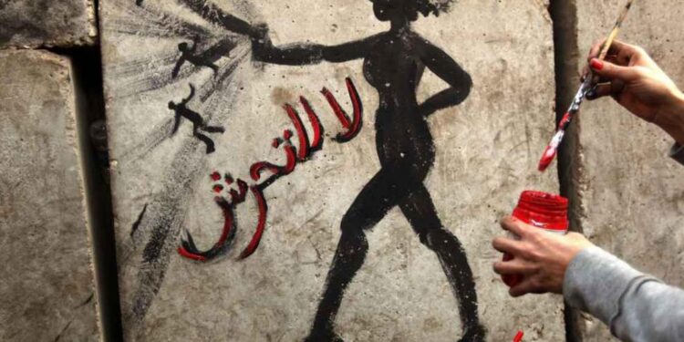 القانون ينصر المرأة.. عقوبات رادعة للمتحرشين جنسيًا تصل لـ السجن 5 سنوات