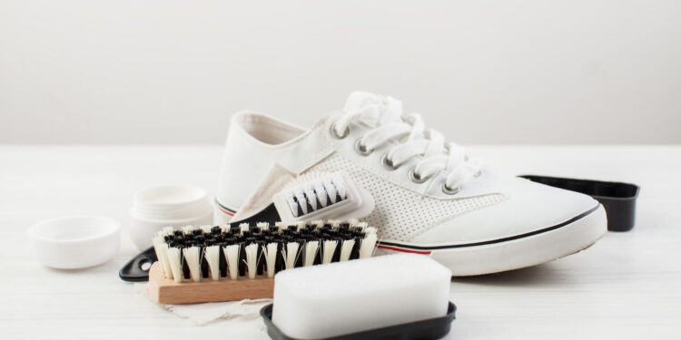 تنظيف الأحذية الرياضية البيضاء.. وداعًا للأتربة