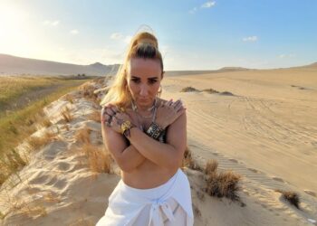 بالصور.. الأمريكية تابيثا ليبيك تطلق كليب غنائي من داخل معبد آمون في سيوة