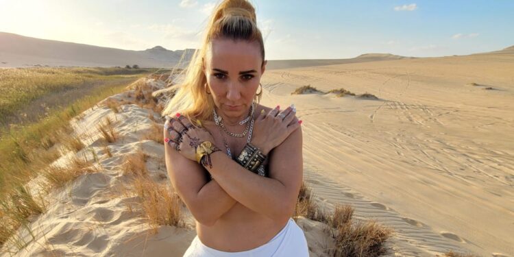 بالصور.. الأمريكية تابيثا ليبيك تطلق كليب غنائي من داخل معبد آمون في سيوة