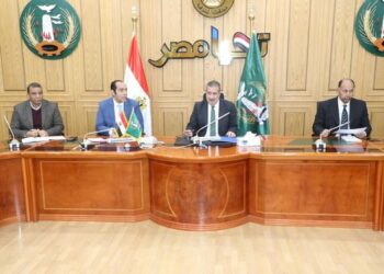 محافظ المنوفية يناقش مستجدات الموقف التنفيذى لخطة رصف الطرق الجاري تنفيذها