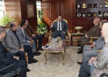 محافظ بني سويف يناقش إجراءات تسليم موقع كورنيش النيل السُفلي