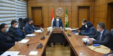 محافظ الدقهلية يناقش خطة تحويل خدمات الغاز الطبيعي بمحطات تموين السيارات