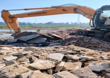 تنفيذ 7 قرارات إزالة ردم أتربة ومخلفات على النيل في سوهاج