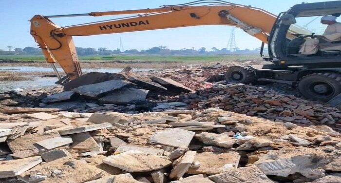 تنفيذ 7 قرارات إزالة ردم أتربة ومخلفات على النيل في سوهاج