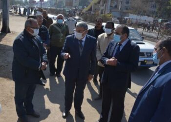 عقب تعرضه لانهيار جزئي.. محافظ المنيا يتفقد طريق مصر أسوان الزراعي
