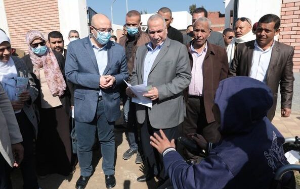محافظ بني سويف يتفقد أعمال توصيل خدمة الصرف الصحي لقرية أبو القاسم
