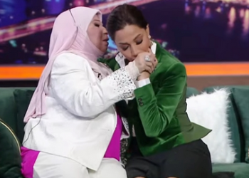 لهذا السبب بسمة وهبة تقبل يد مديحة حمدي على الهواء