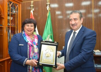 وزيرة الثقافة تلتقى محافظ المنوفية لبحث تكثيف النشاط الفكرى والفنى