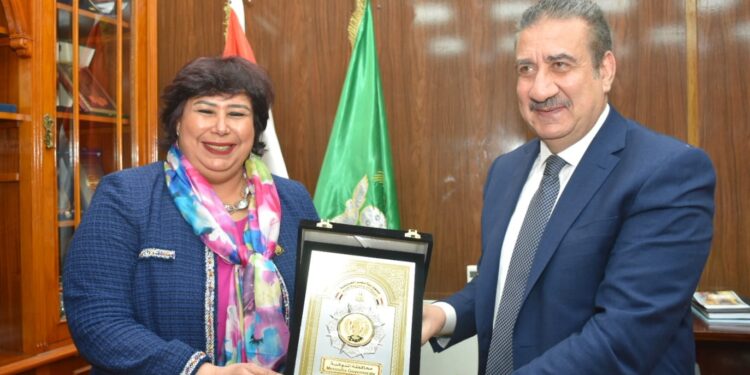 وزيرة الثقافة تلتقى محافظ المنوفية لبحث تكثيف النشاط الفكرى والفنى