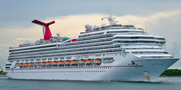 سيدة تقفز من سفينة سياحية متجهة إلى خليج المكسيك.. اعرف القصة