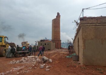 استمرار أعمال رفع الأنقاض بعد سقوط مدخنة مصنع طوب بالدقهلية