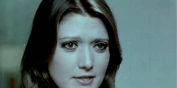 غياب نجوم الفن عن عزاء شقيقة الفنانة المعتزلة شمس البارودي