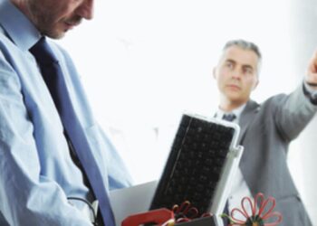 أجر شهرين للعامل على كل سنة خدمة حال فصله تعسفيًا