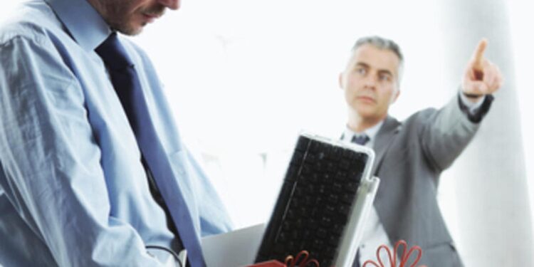 أجر شهرين للعامل على كل سنة خدمة حال فصله تعسفيًا