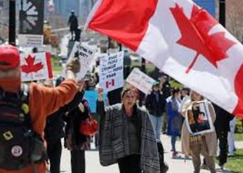 سائقو شاحنات في كندا يغلقون معبرا مع الولايات المتحدة