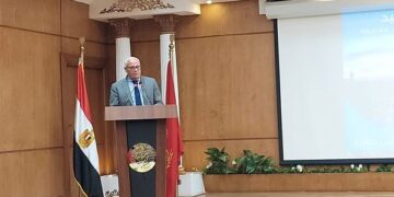 محافظ بورسعيد يستعرض انجاز العمل في عدد من المشروعات الجارية بمختلف الأحياء