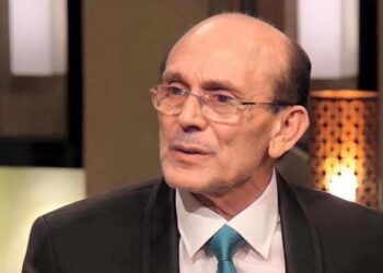 الفنان محمد صبحي يظهر على خشبة المسرح ومعه كلبه