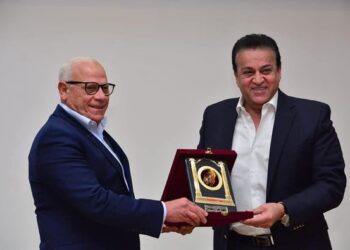 وزير التعليم العالي ومحافظ بورسعيد يستعرضان مستجدات منظومة التأمين الصحي الشامل