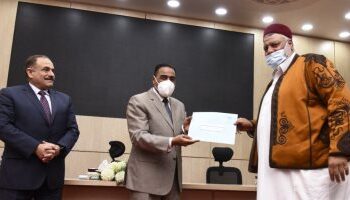 تسليم 101 عقد جديد لتقنين أراضي واضعي اليد بمطروح