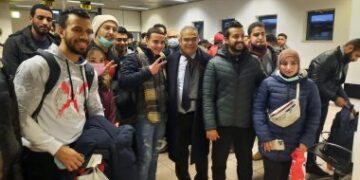 نجاح تسفير 175 مصريا من رومانيا بعد عبورهم الحدود الأوكرانية