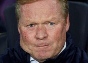 كومان يهاجم إدارة برشلونة بسبب تشافي 