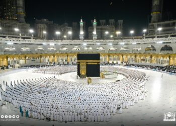 المسجد الحرام يزيل علامات التباعد الجسدي والمصلون يؤدون صلاتهم بالكمامة