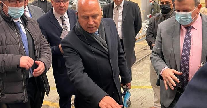 وزير النقل بالمجر يتفقد مشروع تصنيع وتوريد ١٣٠٠ عربة سكة حديد جديدة لمصر(بالصور)