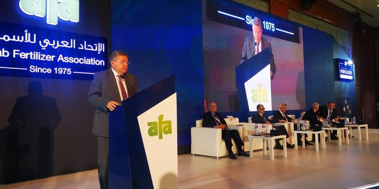 وزير قطاع الأعمال: مصر تنتج 7.8 مليون طن سنويا من الأسمدة النيتروجينية