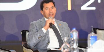 وزير الشباب والرياضة يتفقد تطوير المدينة الشبابية ومركز التعليم المدني بالأقصر