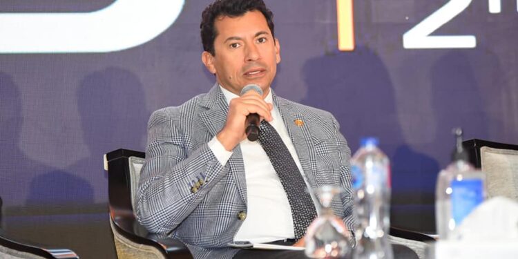 وزير الشباب والرياضة يتفقد تطوير المدينة الشبابية ومركز التعليم المدني بالأقصر