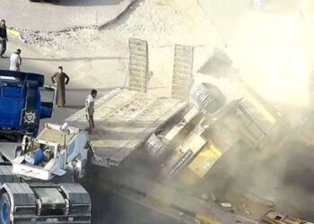 فتح طريق الهضبة بالغردقة بعد رفع آثار حادث انقلاب شاحنة