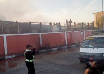 إخماد حريق بعربة قطار قديمة بجوار محطة الأقصر